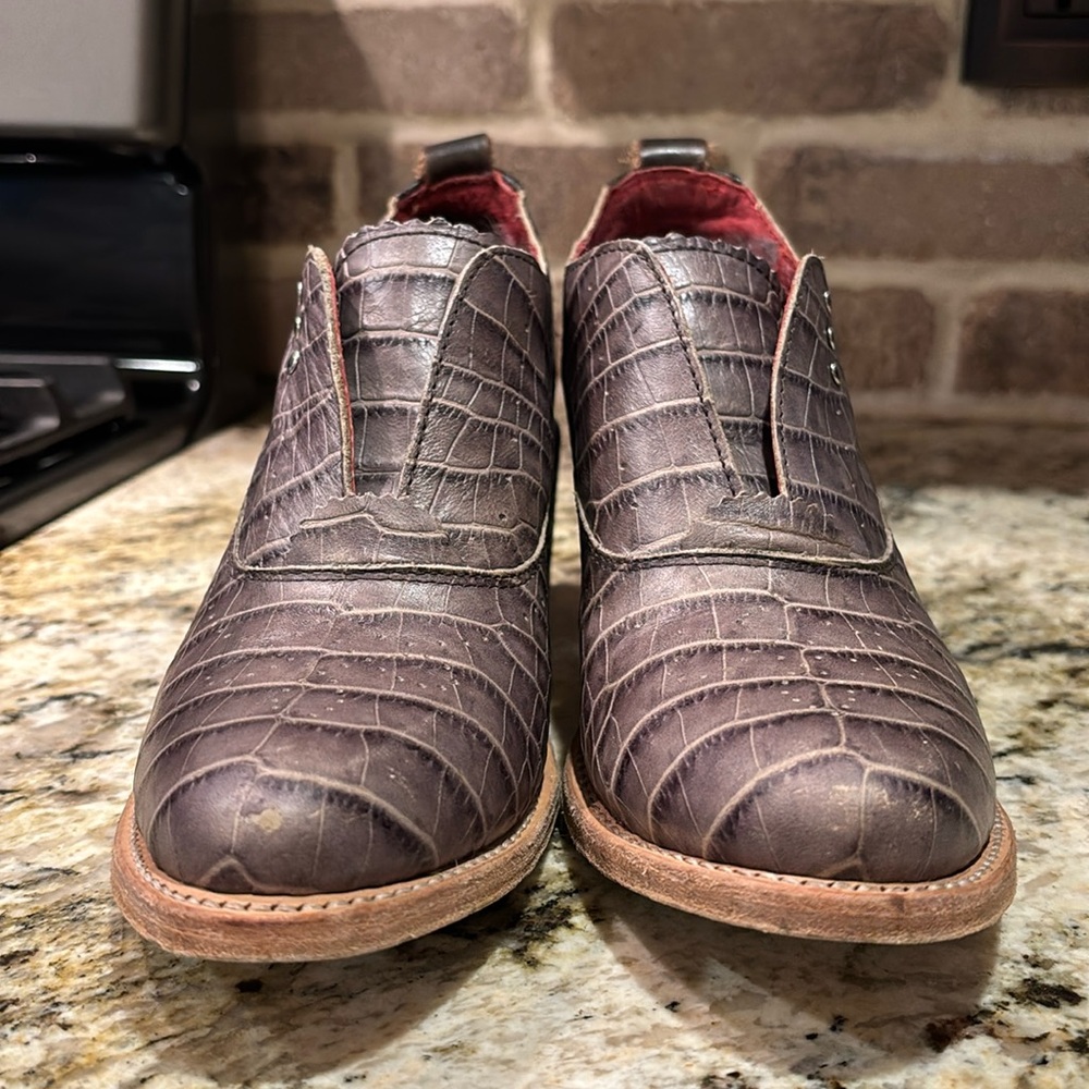 Freebird Sadie distressed stone croco size 7.